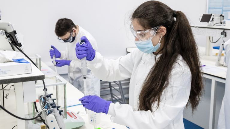 باحثة تستخدم المجهر