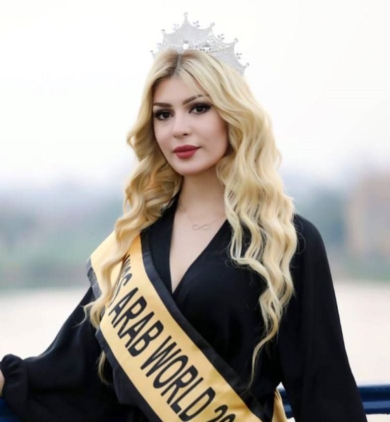 الجزائرية سمارة يحيى زوجة محمد أبوجبل (يسار)