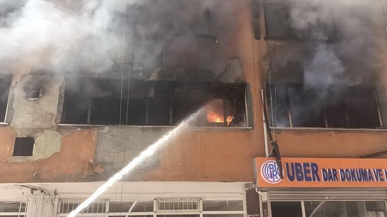 محاولات إطفاء الحريق