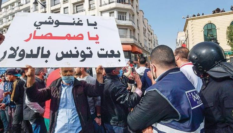تونسي يرفع لافتة مناهضة للغنوشي في احتجاجات سابقة