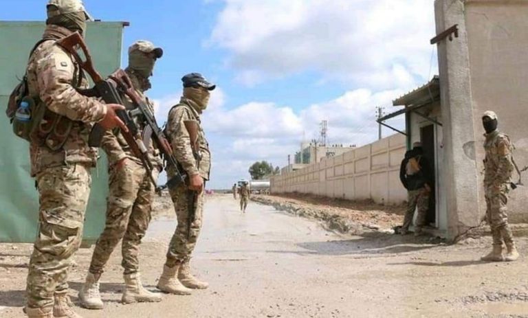 حراس من قوات سوريا الديمقراطية على سجن بالحسكة حارس سجن من عناصر قوات سوريا الديمقراطية - أ.ف.ب