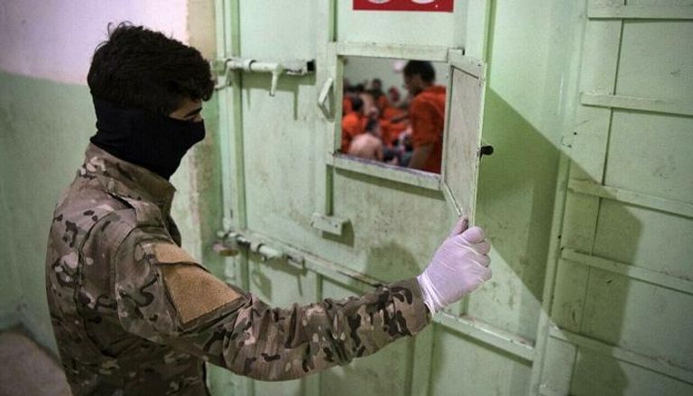 حارس سجن من عناصر قوات سوريا الديمقراطية - أ.ف.ب