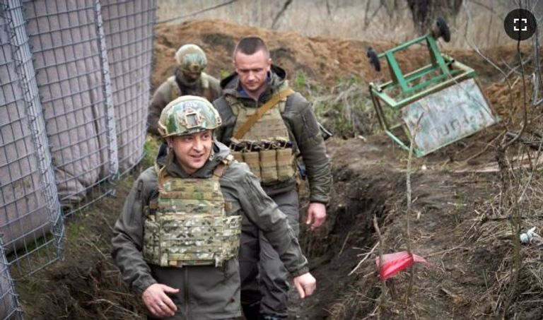 الرئيس الأوكراني زيلينسكي يزور خطا أمامي في شرق أوكرانيا في أبريل 2021 مؤشرات على تعزيزات روسية على الحدود الأوكرانية - سي إن إن