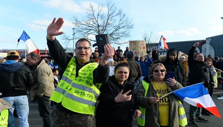 عناصر من قافلة الحرية التي تعتزم دخول باريس- أ.ف.ب الرئيس الفرنسي مانويل ماكرون