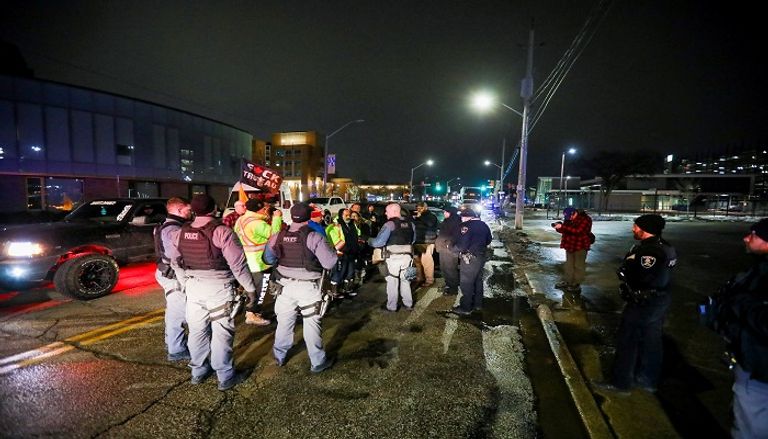 جانب من المظاهرات التي تشهدها كندا رفضا لقيود كورونا - رويترز