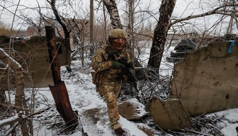 جندي أوكراني يسير على خط المواجهة في أفدييفكا- رويترز