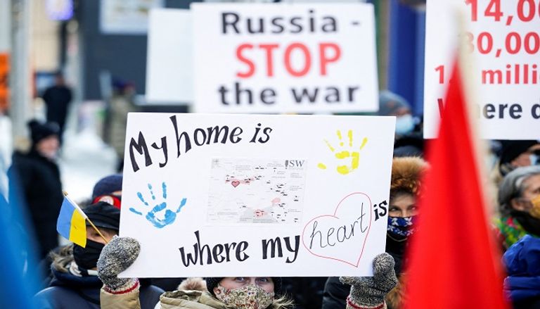 جندي أوكراني يسير على خط المواجهة في أفدييفكا - رويترز