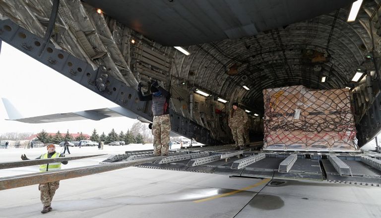 جندي أوكراني يسير على خط المواجهة في أفدييفكا - رويترز