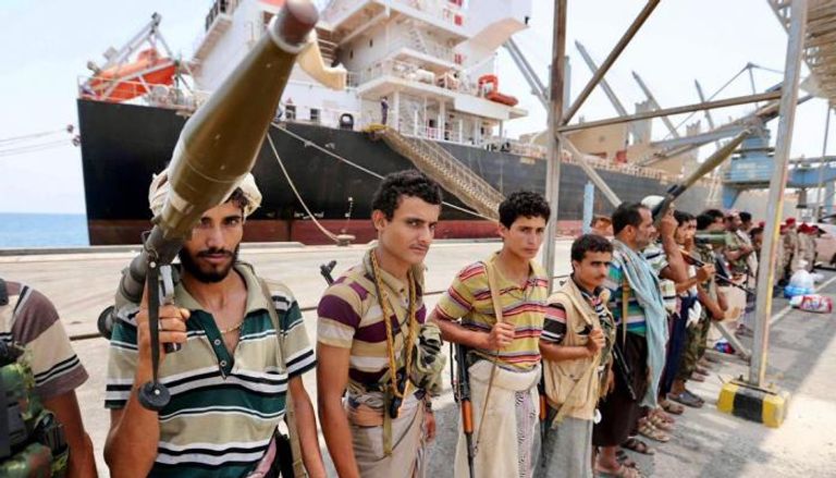 مسلحين بمليشيات الحوثي في ميناء الحديدة - أرشيفية
