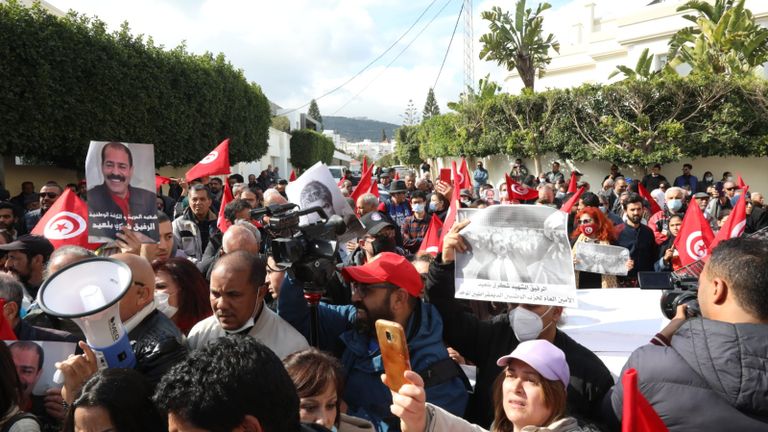 جانب من الاحتجاجات أمام منزل الغنوشي