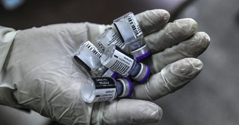 سيدة تتلقى اللقاح المضاد لكوفيد