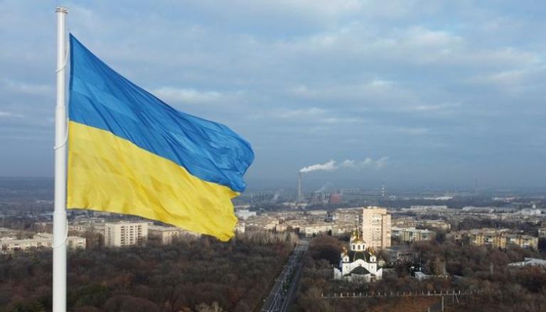 العلم الوطني لأوكرانيا يرفرف فوق مدينة كراماتورسك