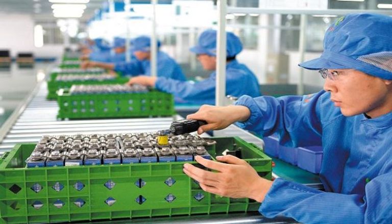 عمال داخل مصنع لصناعة البطاريات في الصين
