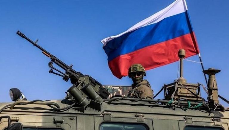 دبابة تحمل علم دولة روسيا
