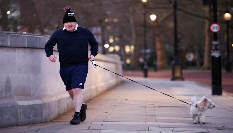 رئيس الوزراء البريطاني مع كلبه خلال ممارسة الرياضة 