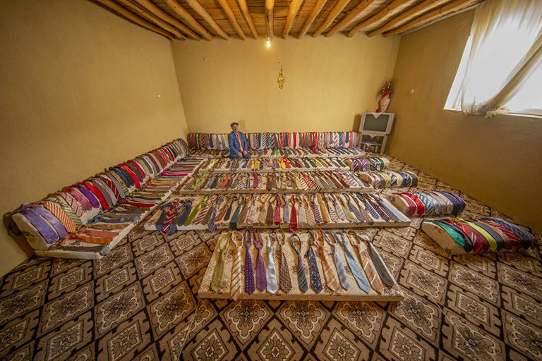 التركي آق بولوط وسط تشكيلة من ربطات العنق