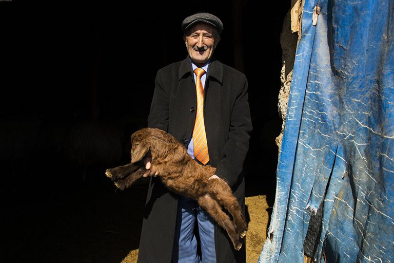 التركي آق بولوط وسط تشكيلة من ربطات العنق