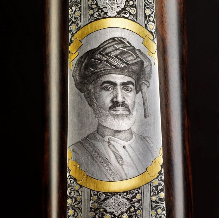 صورة السلطان قابوس على نموذج البندقية