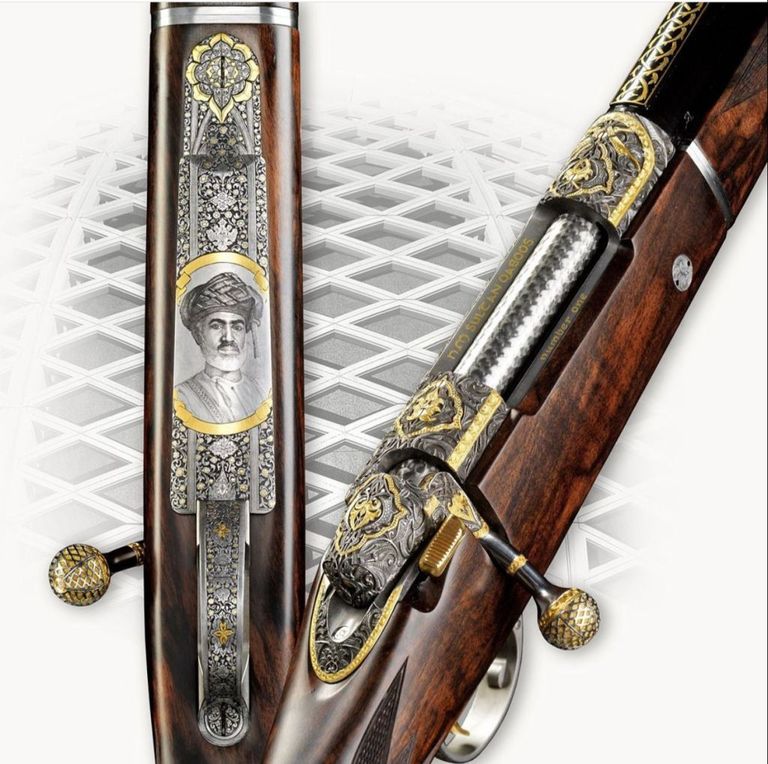 صورة السلطان قابوس على نموذج البندقية