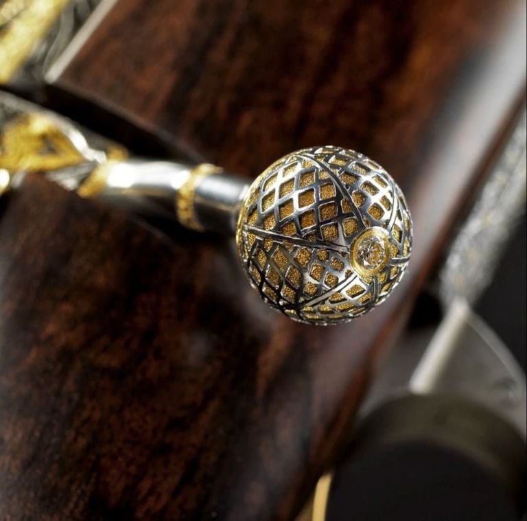 صورة السلطان قابوس على نموذج البندقية