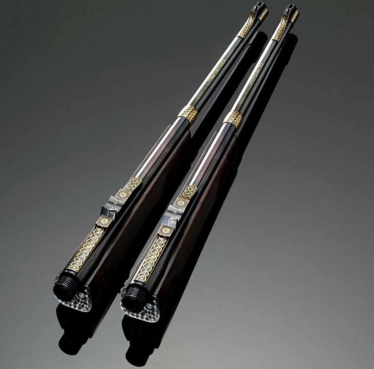 صورة السلطان قابوس على نموذج البندقية