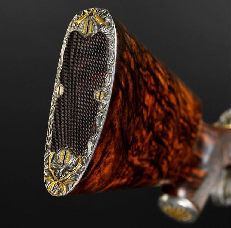 صورة السلطان قابوس على نموذج البندقية