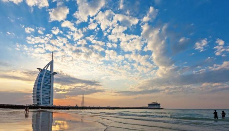 شواطئ دبي.. مقصد السياح ووجهة عالمية لمحبي الرياضات المائية