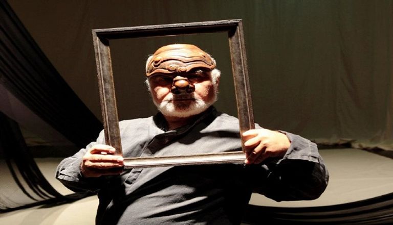 جانب من الاحتجاج أمام مسرح 