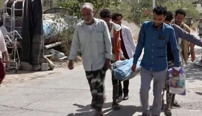 سيارة إسعاف تنقل الضحايا جراء الإرهاب الحوثي