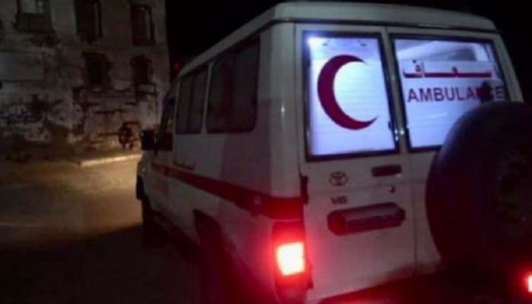 سيارة إسعاف تنقل الضحايا جراء الإرهاب الحوثي
