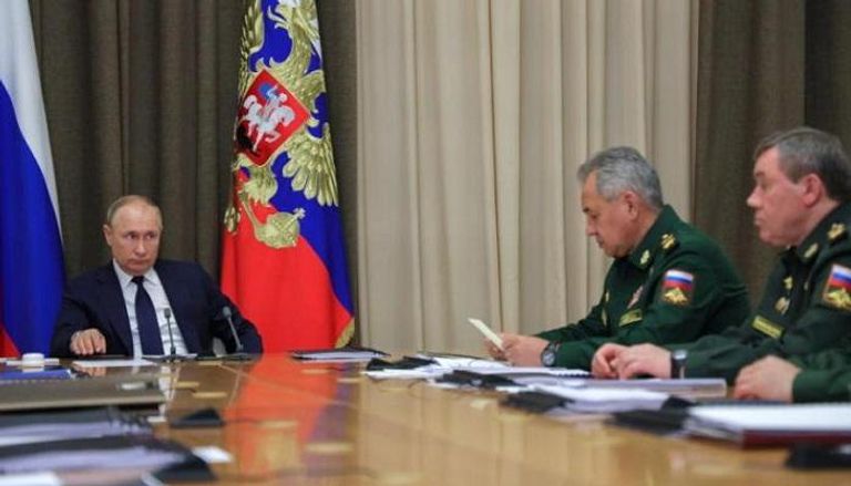 بوتين ووزير الدفاع الروسي وكبار قادة الجيش - رويترز