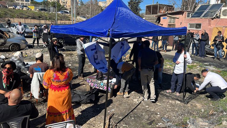 بن جفير وعشرات المستوطنين مستوطنون يقيمون خيمة على أرض عائلة سالم بحي الشيخ جراح