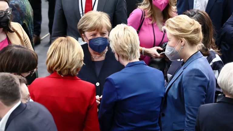 المستشارة ميركل تجذب الأنظار وتوزع النصائح ميركل تعود للأضواء