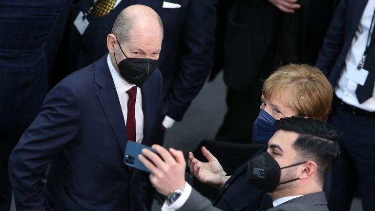 ميركل تجذب الأنظار وتوزع النصائح ميركل تعود للأضواء