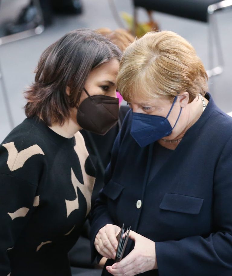 ميركل تجذب الأنظار وتوزع النصائح ميركل تعود للأضواء