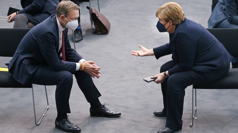 ميركل تعود للأضواء