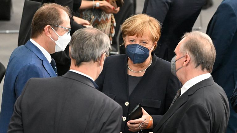 ميركل تجذب الأنظار وتوزع النصائح ميركل تعود للأضواء