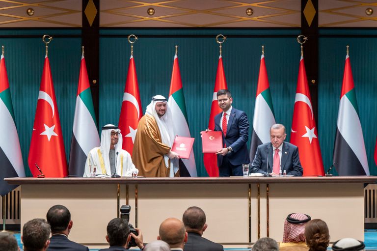الإمارات وتركيا وقعتا عددا من الاتفاقات الاقتصادية المهمة علما الإمارات وتركيا