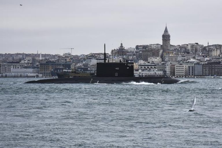 الغواصة الروسية أثناء عبور البوسفور