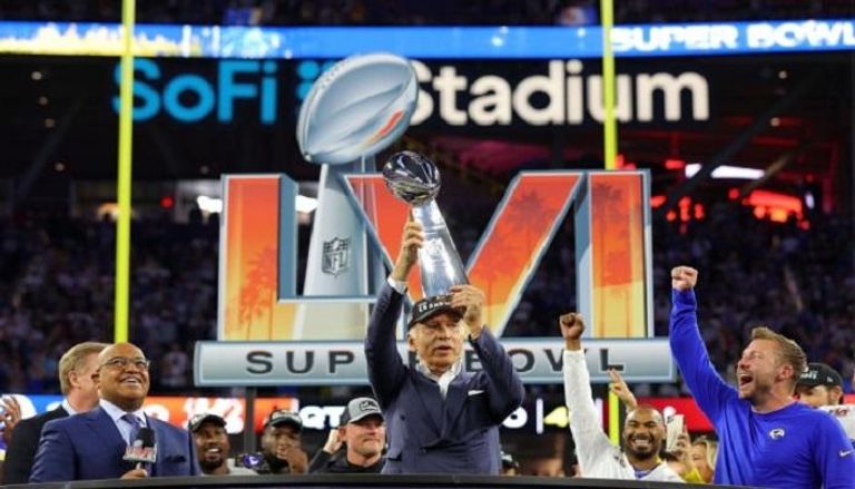 ستان كرونكي مالك أرسنال تغريدات جمهور أرسنال في احتفالات Super Bowl 2022