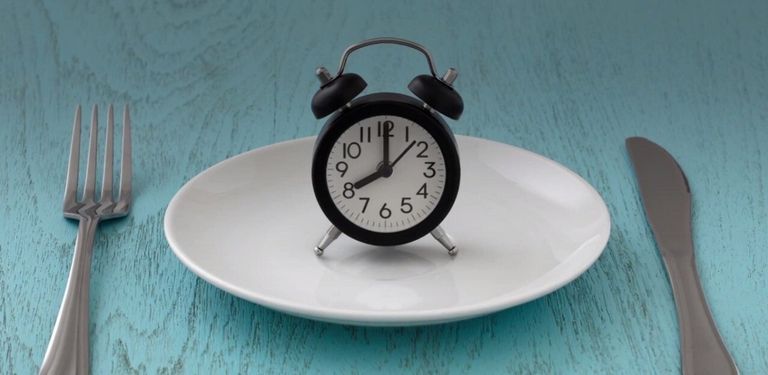 في الصيام المتقطع يمتنع الشخص عن الأكل أغلب ساعات اليوم