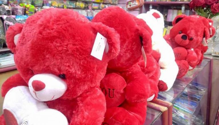 إقبال على شراء دمى الدببة الحمراء في عيد الحب باليمن