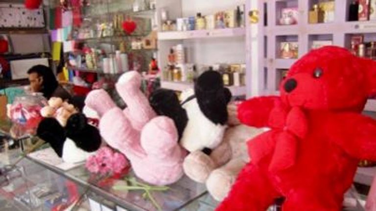 إقبال على شراء دمى الدببة الحمراء في عيد الحب باليمن