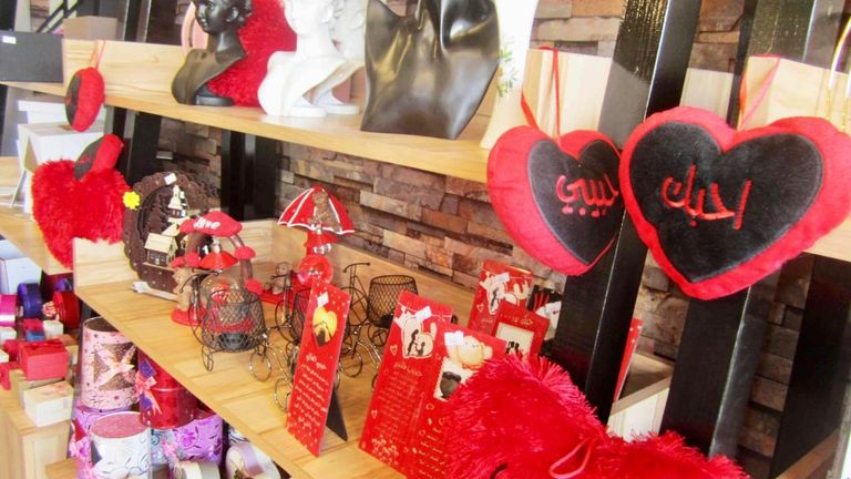 إقبال على شراء دمى الدببة الحمراء في عيد الحب باليمن