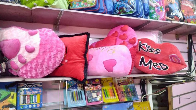 إقبال على شراء دمى الدببة الحمراء في عيد الحب باليمن