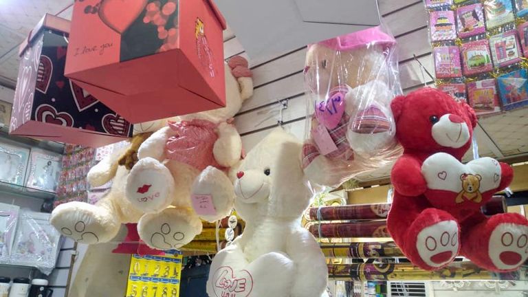 إقبال على شراء دمى الدببة الحمراء في عيد الحب باليمن