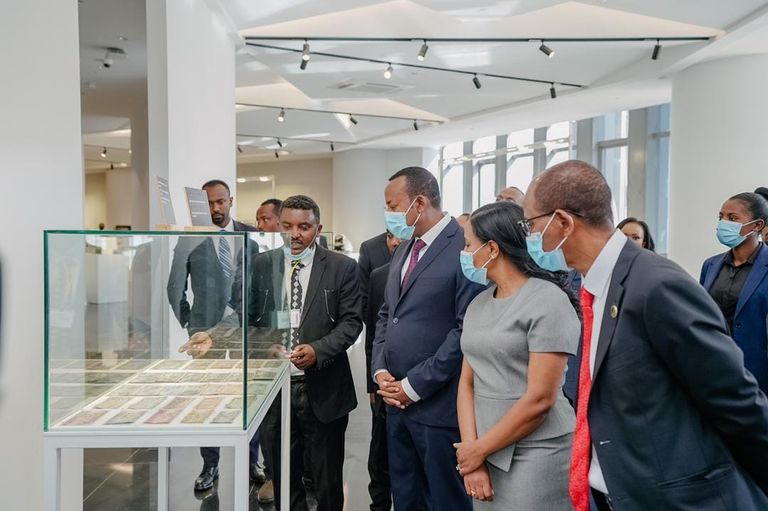 آبي أحمد رئيس الوزراء الإثيوبي يفتتح مقر البنك التجاري الإثيوبي 