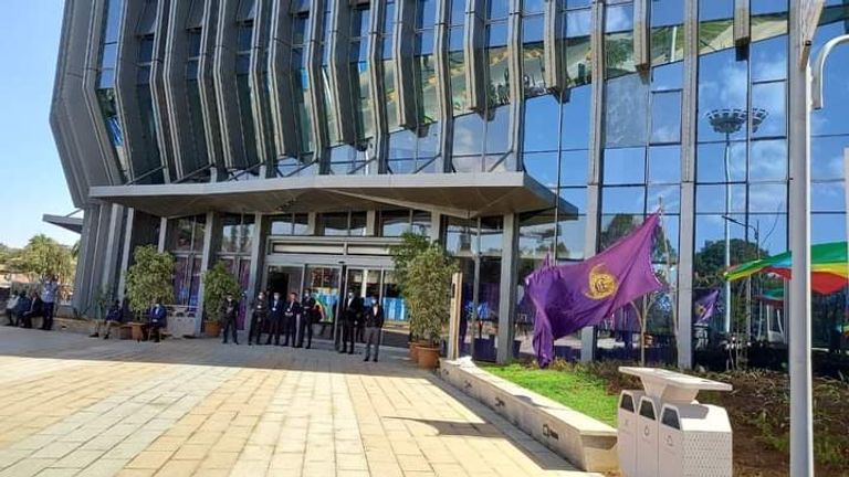 آبي أحمد رئيس الوزراء الإثيوبي يفتتح مقر البنك التجاري الإثيوبي 