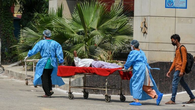 فحص مريض يعاني من أعراض كورونا