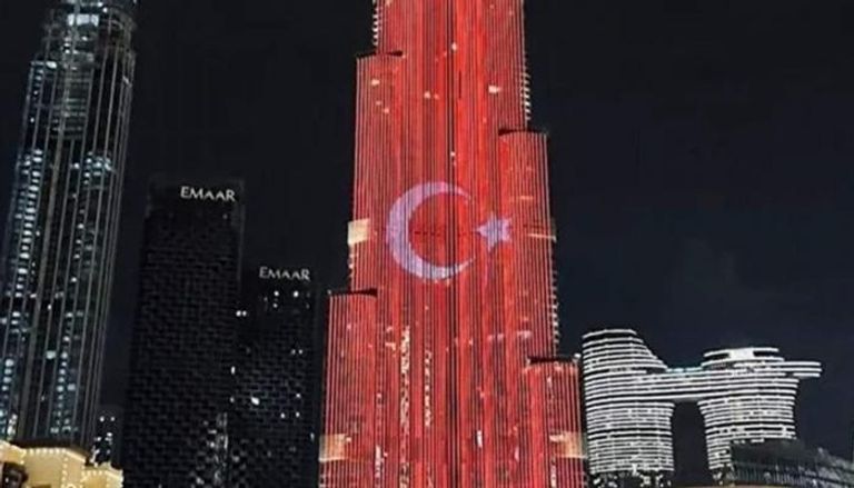 علم تركيا على برج خليفة في دبي